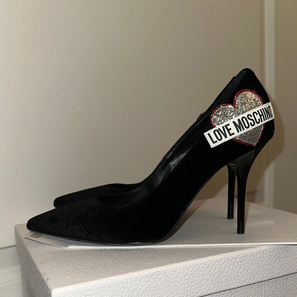 Love Moschino black velvet pumps. sz 38. like new. Fits TTS US 8.